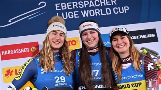 Die Österreicherin Madeleine Egle (l), Merle Fräbel (M) und Julia Taubitz (r)bei der Flower Ceremony.