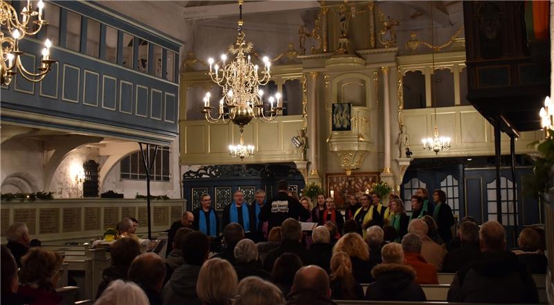 Die Old Country Gospel Company begleitete den Neujahrsempfang an der Oberen Lühe in der St.-Bartholomäus-Kirche in Mittelnkirchen. Fotos Vasel