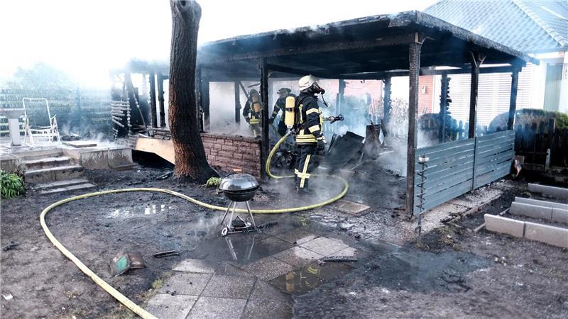 Die Oldendorfer Feuerwehr war schnell zur Stelle, konnte das Gartenhaus aber nicht retten.