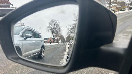 Die Oldendorfer Ortsdurchfahrt ist im dritten Abschnitt ab der Kreuzung Kranenburger Straße und Ortsausgang Richtung Estorf eine langgezogene Gerade.