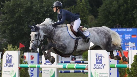 Die Oldendorfer Springreiterin Julia Plate im Parcours auf dem Dobrock-Turnier.