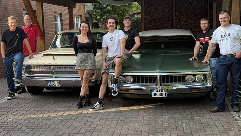 Von Ami-Schlitten bis Zündapp: Apenser Clique fährt auf Oldtimer ab Die Oldtimer-Clique aus Apensen mit zwei Ami-Schlitten aus ihrer Flotte (von links): Adrian Radtke, Holger Buck, Franziska Becker, Leon Buck, Jorvi Liestmann, Michel Garske und Justin Bonath.