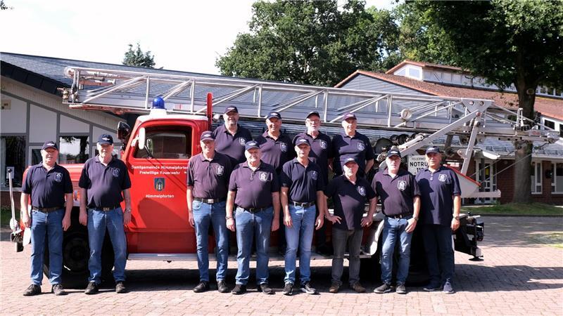 Die Oldtimer-Freunde in der Feuerwehr Himmelpforten halten Helmut in Schuss.