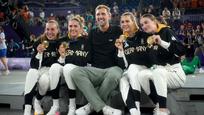Die Olympiasiegerinnen mit Dirk Nowitzki.