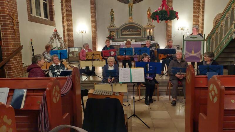 Die Oma-Band beim Weihnachtskonzert in der Apenser Kirche.