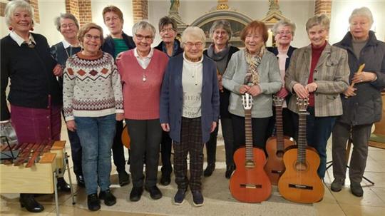 Die Oma-Band nach ihrem Auftritt in der Apenser Kirche.
