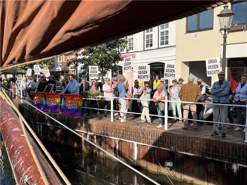 Omas gegen rechts gehen gegen Buxaktiv auf die Straße Die „Omas gegen Rechts“ demonstrieren in Buxtehude für die Pressefreiheit und werden von Bürgern unterstützt. Fotos: Vasel/Wisser