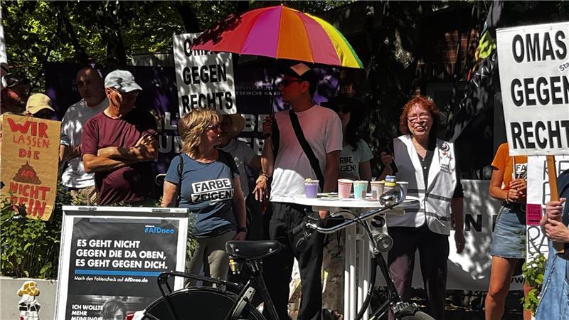 Die Omas gegen Rechts hatten aufgerufen, etwa 100 Menschen kamen - darunter Mensnchen aus der Nachbarschaft, der Bunte Block Buxtehude, Eltern gegen rechts und Parteienvertreter von CDU bis Linke.