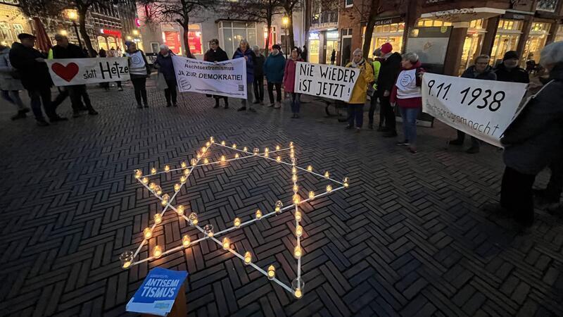 Die „Omas gegen Rechts“ hielten zum Jahrestag der Pogromnacht Mahnwache auf dem Rathausplatz in Buxtehude.