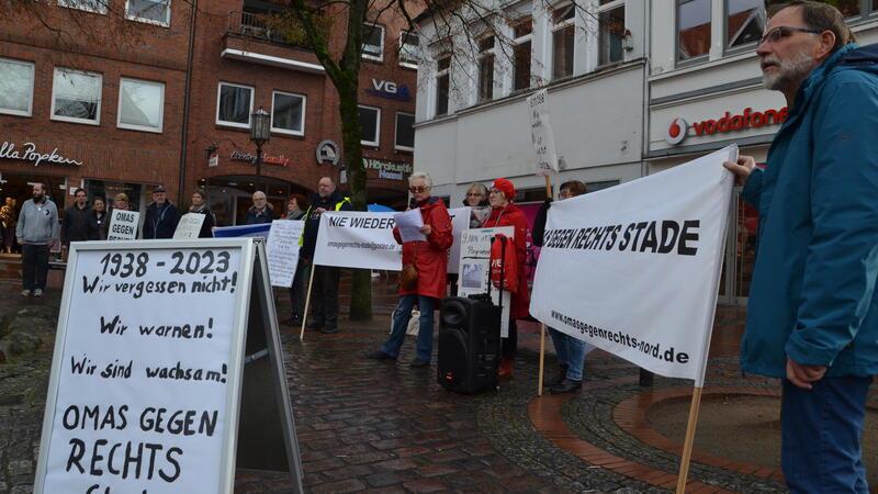 Die „Omas gegen Rechts“ hielten zum Jahrestag der Pogromnacht Mahnwache auf dem Stader Pferdemarkt.