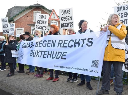 Die „Omas gegen Rechts“ in Aktion. Das Bild zeigt die Demonstration gegen einen AfD-Vortrag in Grünendeich im April. Foto: Battmer