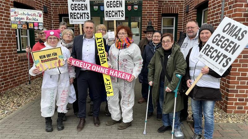 Lühes Bürgermeister Gerke will sich von der AfD nicht einschüchtern lassen Die Omas gegen Rechts übergeben vor dem Rathaus in Steinkirchen ein Kreuz ohne Haken an Bürgermeister Timo Gerke.