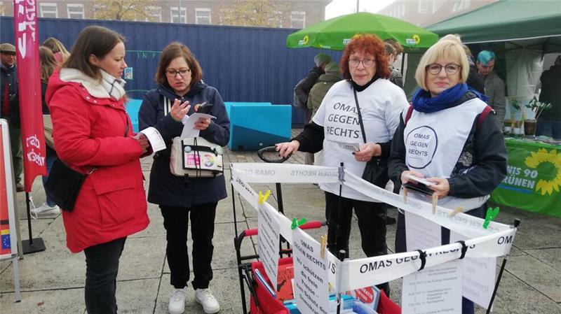 Klima, links, rechts? So tickt die Jugend in Stade politisch Die Omas gegen Rechts waren auch vor Ort.