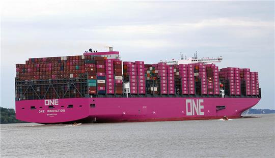 Die "One Innovation" ist am Samstag erstmals den Hamburger Hafen angelaufen. Zuvor passierte eines der größten Containerschiffe der Welt den Lühe-Anleger. Foto: Knut Hauschildt