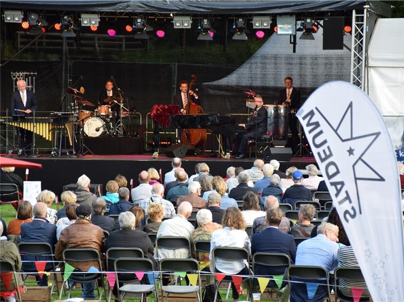 Die Open-Air-Bühne am Stadeum: Hier mit Götz Alsmann. Foto: Strüning