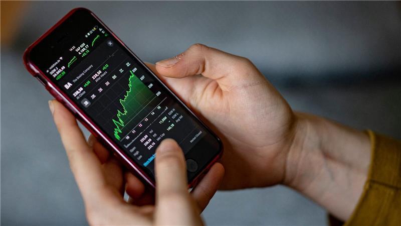 Die Opfer dachten, sie investieren auf Trading-Plattformen - in Wahrheit überwiesen sie das Geld an Betrüger (Symbolbild).