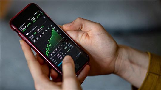 Die Opfer dachten, sie investieren auf Trading-Plattformen - in Wahrheit überwiesen sie das Geld an Betrüger (Symbolbild).