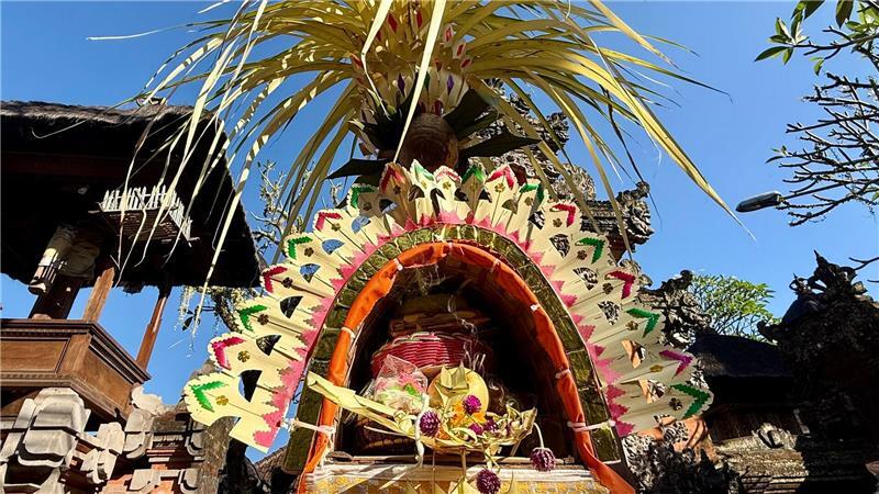 „Galungan“-Fest: Bali feiert die Rückkehr der Ahnen Die Opfergaben in Schreinen zierten auch das Straßenbild.