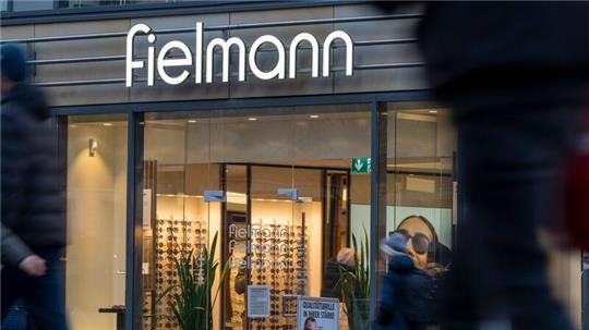 Die Optikerkette Fielmann ist auf Wachstumskurs. (Archivbild)