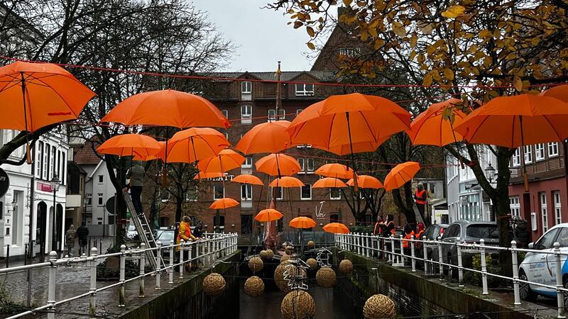 Die Orange Days beginnen: Soroptimist-Club, Gleichstellungsbüro und BSV setzen am Buxtehuder Fleth ein farbenfrohes Zeichen gegen Gewalt an Frauen.