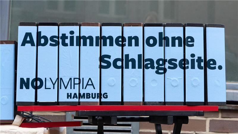 Die Ordner mit den gesammelten Unterschriften.