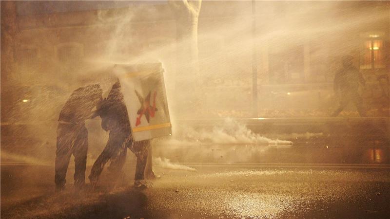 Krawalle in Turin: Mehr als 100 Verletzte Die Ordnungskräfte setzten Tränengas und Wasserwerfer ein.