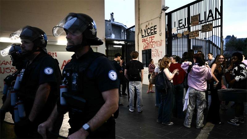 Schülerproteste in Frankreich gehen in zweite Woche Die Ordnungskräfte werden zur Zielscheibe von Angriffen, zugleich gibt es Berichte über Polizeigewalt während der Schülerproteste.