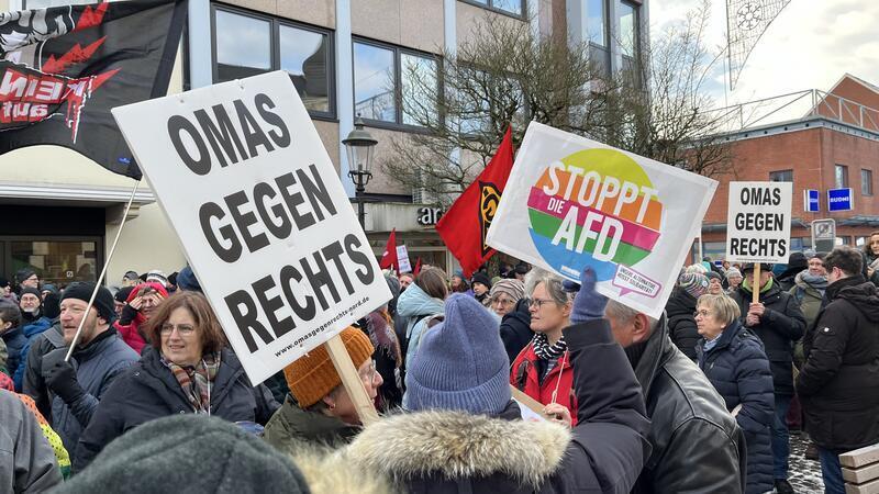 AfD-Spitzenkandidat kommt: So bereitet sich Buxtehude auf den Ausnahmezustand vor Die Organisation Omas gegen Rechts ist auch diesmal offizieller Anmelder der Kundgebung am Freitagnachmittag.