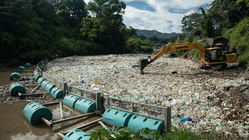 Ocean Cleanup fischt Plastikmüll aus dem Wasser Die Organisation The Ocean Cleanup holt Müll aus dem Fluss Las Vacas in Guatemala.
