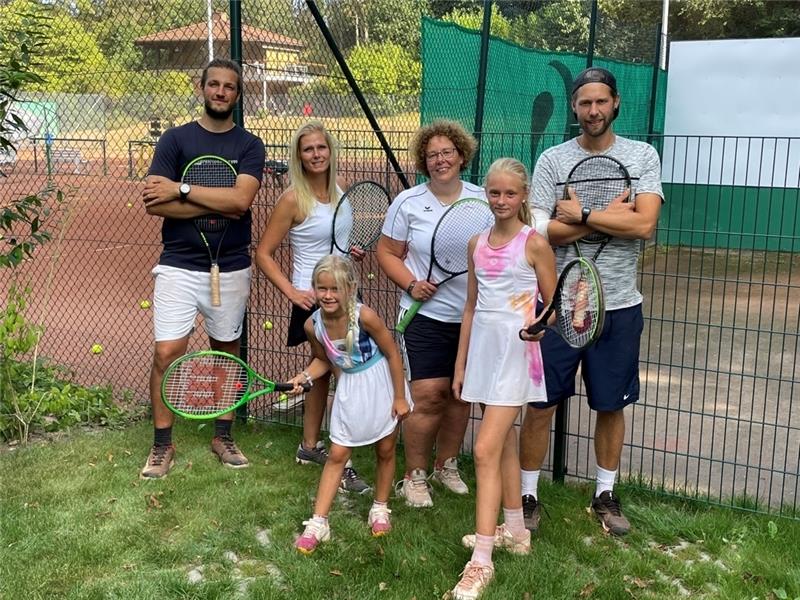 Tennis: Spendenturnier für Opfer von Gewalt Die Organisatoren Jonas Schimanski, Maike Tomforde, Alexandra Ehlers, Bastian Tomforde (hinten, v.l.) mit den Tomforde-Töchtern Mila und Lea. Foto: Verein
