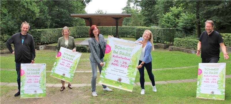 Die Organisatoren Karsten Schölermann vom Stellwerk (von links), Anke Jobmann, Myriam Langhans, Melanie-Gitte Lansmann und Jan Schröder werben für Harburgs großes Kulturfestival „Sommer im Park“.