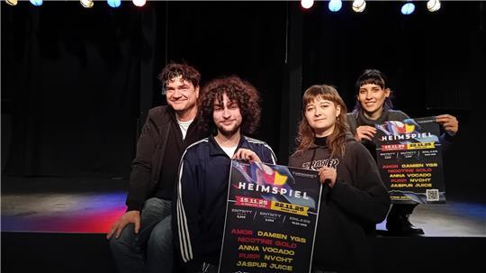 Die Organisatoren der Heimspiel-Konzerte, Marc Olszewski (links) und Lara Hausmann (rechts) mit Max Woest und Cade Bünning von der Band Amor.