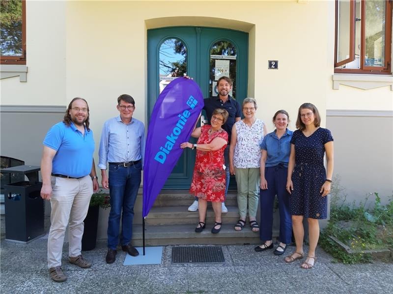 Was Diakonie im Landkreis Stade leistet Die Organisatoren der Woche der Diakonie (von links): Olaf Gieseke, Dr. Martin Krarup, Wolfgang Drews, Heide Wehling-Keilhack, Irmgard Meyer, Heike Kircher und Katrin Rolf vor dem frisch sanierten „Haus der Diakonie“ in Buxtehude. Foto: Dia