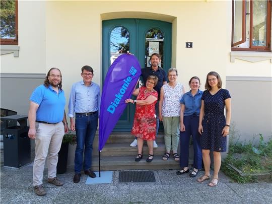 Die Organisatoren der Woche der Diakonie (von links): Olaf Gieseke, Dr. Martin Krarup, Wolfgang Drews, Heide Wehling-Keilhack, Irmgard Meyer, Heike Kircher und Katrin Rolf vor dem frisch sanierten „Haus der Diakonie“ in Buxtehude. Foto: Dia
