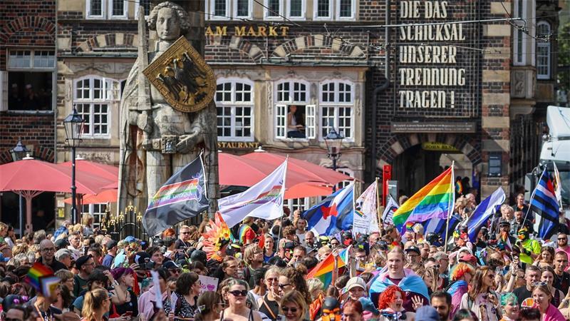 Die Organisatoren des Bremer CSD rufen zu einer Mahnwache auf. (Archivbild)