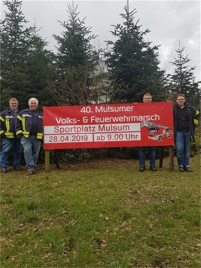 Die Organisatoren freuen sich auf den 40. Volks- und Feuerwehrmarsch in Mulsum: Volker Tomforde, Manfred Pape, Merten Tomforde und Finn Tomforde (von links).