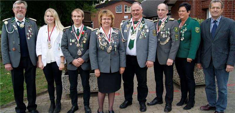 Die Organisatoren mit den neuen Majestäten für den Bereich der Samtgemeinde Nordkehdingen, von links: Helmut Harpain, Katharina Schulz, Leon Reuels, Sigrid Reuels, Rainer Barthold, Frank Schlichting, Ikone Müller und Hermann Bösch. Foto Ham