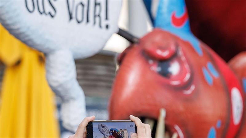 Bunter Fisch auf Berlinreise: Bündnis wirbt für AfD-Verbot Die Organisatoren wollen, dass ein AfD-Verbot geprüft wird.