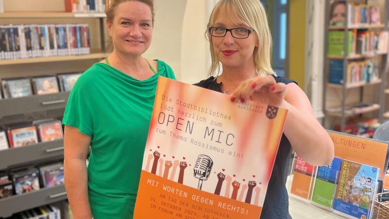 Tag der Bibliotheken: Suchabenteuer und Open Mic zum Thema Rassismus Die Organisatorinnen Andrea Höper (links) und Jennifer Jaschik werben für das „Open Mic“ im Schulzentrum.