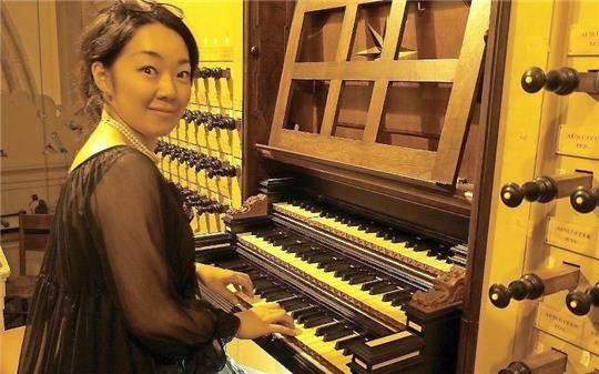 Die Organistin Ayumi Kitamura.