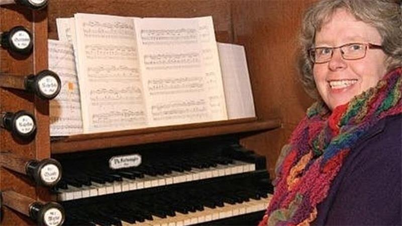 Kreiskantorin spielt an der Orgel Die Organistin Sybille Groß.