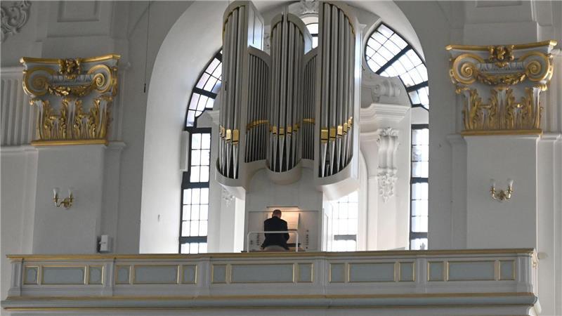 Orgeln im Hamburger Michel bekommen Frühjahrskur Die Orgel auf der Südempore des Michels hat Reiner Janke vor wenigen Jahren mitgebaut.