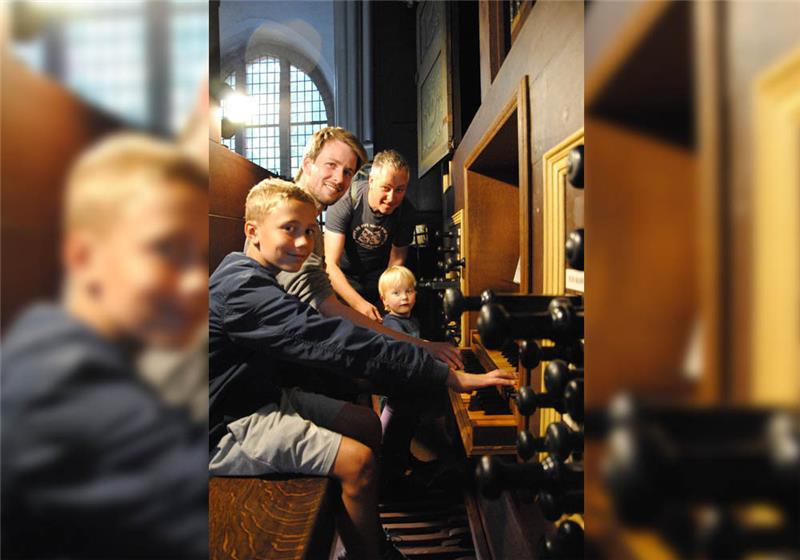 Die Orgel in St. Cosmae vermag zu faszinieren: (von links) Jakob, Kirchenmusikstudent Tjark Finne, Papa Alexander Schoof und der orgelbegeisterte Lenny, die alle um Punkt vier in der Kirche saßen. Fotos: Stief