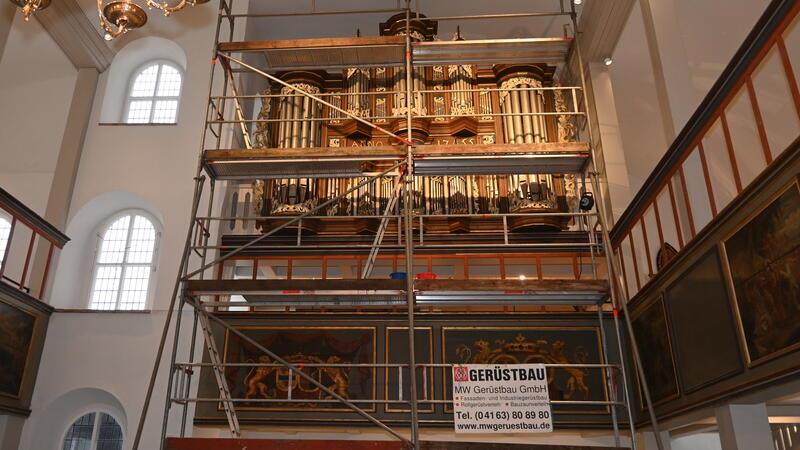 Die Orgel in der Horneburger Kirche ist wieder eingerüstet.