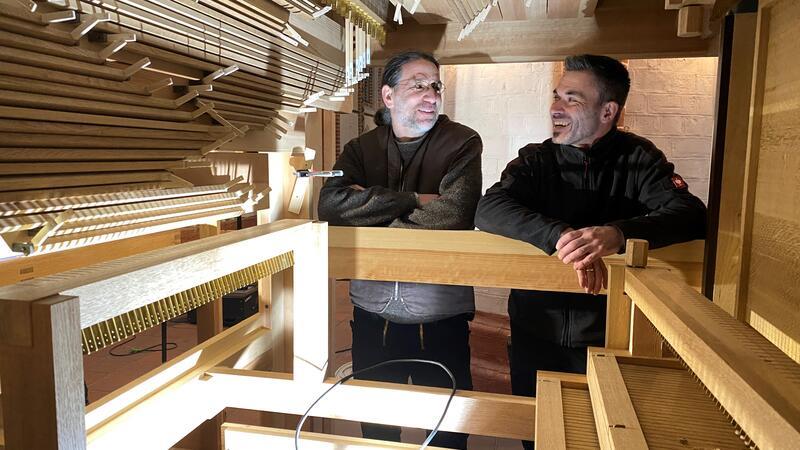 Die Orgelbauer Winfried Puschmann und Christoph Keinert führen den Chororgel-Neubau ganz im Sinne des verstorbenen Rowan West zu Ende.