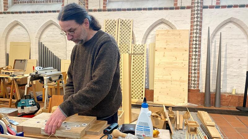 Einbau der neuen Chororgel in Buxtehude: Für die Arbeiten vor Ort hat Orgelbauer Winfried Puschmann seine Werstatt im Seitenschiff der St.-Petri-Kirche eingerichtet