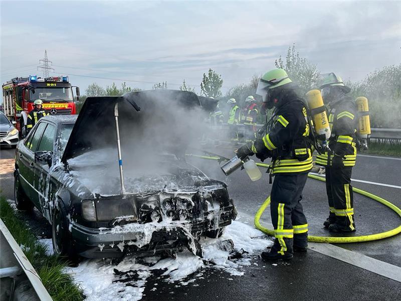Mercedes auf A26 fängt Feuer – Stau auf Autobahn Die Ortfeuerwehr Dollern hatte den Brand in wenigen Minuten im Griff. Foto: Vasel