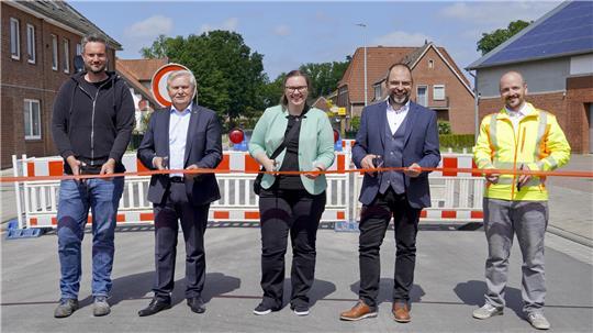 Die Ortsdurchfahrt Elm ist wieder freigegeben: Torben Henn (Firma Heino Henn, von links), Elms Ortsbürgermeister Erich Gajdzik, Friederike Wöbse (Geschäftsführerin der Niedersächsischen Landesbehörde für Straßenbau und Verkehr in Stade), Dipl.-Ing. Jens Hinck (Geschäftsführer Matthäi) und Tobias Bersch (Stadt Bremervörde, Fachbereichsleiter Straßen- und Tiefbau) durchschnitten das rote Band.