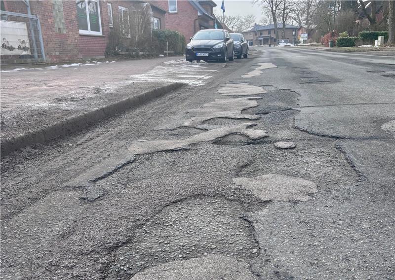 Die Ortsdurchfahrt Hollenbeck der Landesstraße L124 ist seit Jahren in einem schlimmen Zustand.