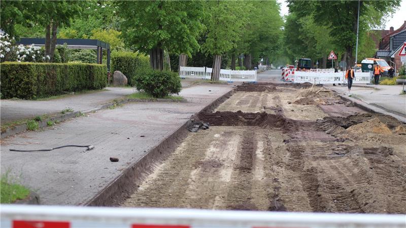 Die Ortsdurchfahrt Oldendorf ist für den dritten Sanierungsabschnitt gesperrt. Der Durchgangsverkehr wird über die Straße Auf der Kuhlen und Kranenburger Straße Richtung Estorf weiträumig umgeleitet.
